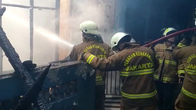 Petugas Damkar memadamkan kebakaran yang melanda rumah tinggal di Kebayoran Baru, Jakarta Selatan, Minggu (8/5/2022). Foto: Sudin Gulkarmat Jaksel