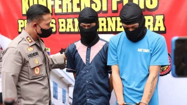 Kapolres Banjarnegara AKBP Hendri Yulianto menunjukkan dua tersangka pemeran video mesum gay, yakni J (24) dan V (17). Foto: istimewa