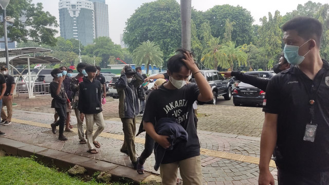 Belasan remaja kembali diamankan pihak kepolisian di kawasan Harmoni, Jakarta Pusat, Senin (11/4).  Foto: Jonathan Devin/kumparan