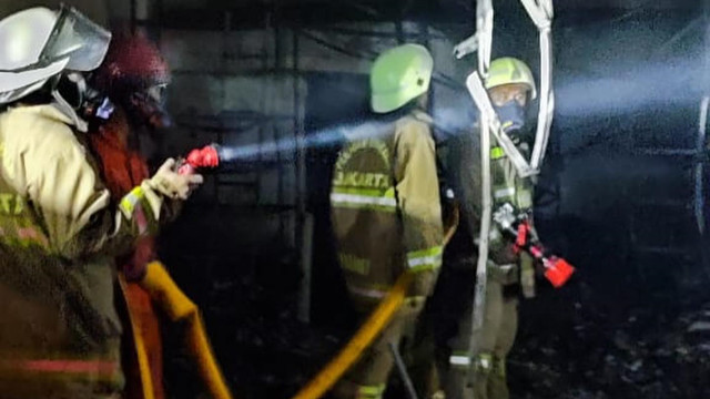 Kebakaran ruko di Jl. Warakas 1, 016/001, Kelurahan Warakas, Kecamatan Tanjung Priok, Jakarta Utara, Selasa (12/4/2022). Foto: Instagram/@humasjakfire
