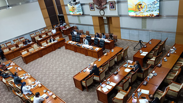 RDPU Komisi III dengan tim relawan perempuan kemanusiaan dan kuasa hukum korban Binomo dan Quotex, Kamis (23/3). Foto: Annisa Thahira/kumparan
