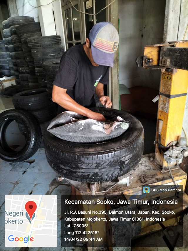 Petugas Ganti Ban Bocor Saat Ibadah Berpuasa Dalam Makaryo Roda Empat (Foto:HumasRupMoker)