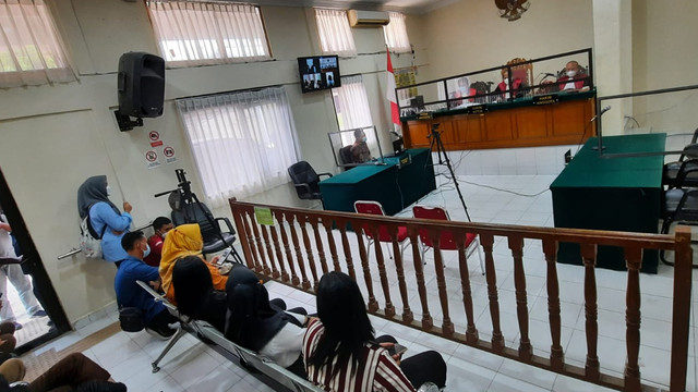 SUASANA sidang pembacaan vonis terhadap terdakwa DEKAN FISIP Unri nonaktif, Syafri Harto, di Pengadilan Negeri Pekanbaru, Rabu (30/3/2022). Syafri Harto divonis bebas oleh majelis hakim. (FOTO: SELASAR RIAU/DEFRI CANDRA) 