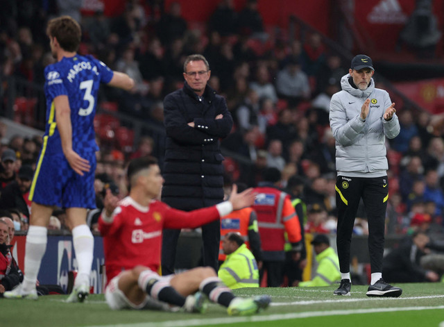 Cristiano Ronaldo dari Manchester United bereaksi ketika manajer sementara Ralf Rangnick dan manajer Chelsea Thomas Tuchel melihat saat pertandingan Liga Inggris di Old Trafford, Manchester, Inggris. Foto: Phil Noble/Reuters