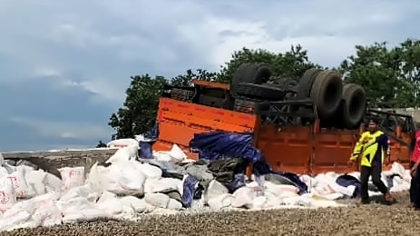 Truk terbalik di jalur penyelamat di ruas Jalan Raya Sukabumi. Foto: Dok. Istimewa