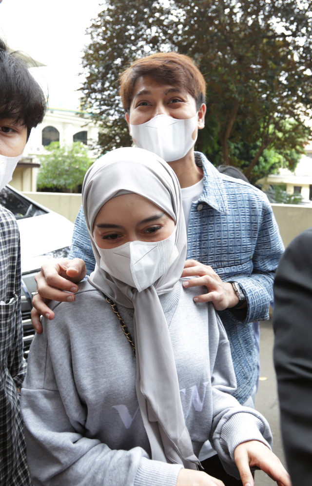 Pasangan artis Rizky Billar dan Lesti Kejora saat memenuhi panggilan terkait kasus DNA Pro di Bareskrim Mabes Polri, Jakarta, Rabu (20/4/2022). Foto: Agus Apriyanto