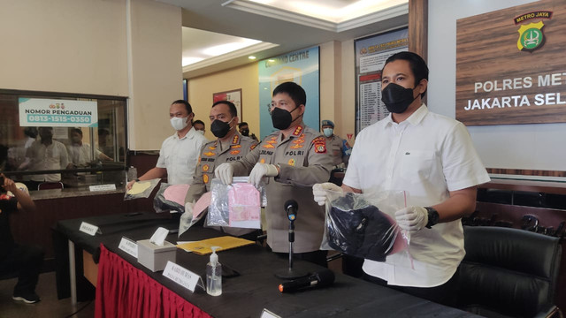 Jumpa pers pengungkapan kasus pembunuhan di Ulujami, Pesanggrahan, Jakarta Selatan, Senin (14/2). Foto: Jonathan Devin/kumparan