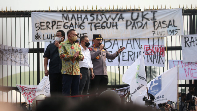 Kapolri Jenderal Listyo Sigit Prabowo (kanan) temui massa demo 11 April di Gedung DPR RI, Jakarta, Senin (11/4/2022). Foto: Aditia Noviansyah/kumparan