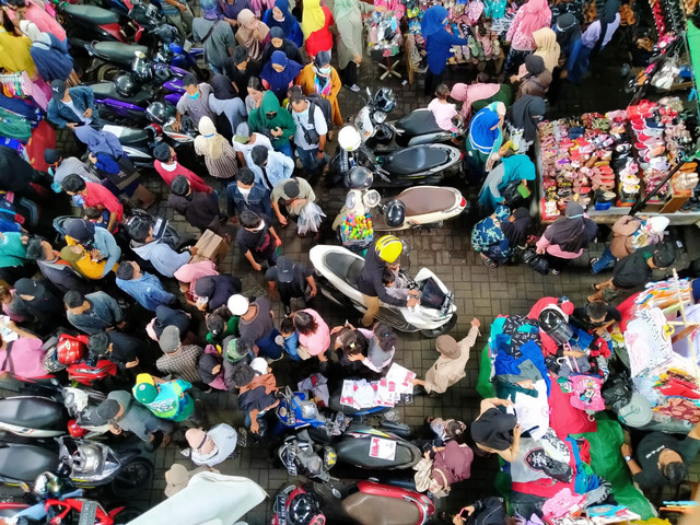 Warga berbelanja di Pasar Tengah Pontianak. Foto: Lydia Salsabila/Hi!Pontianak