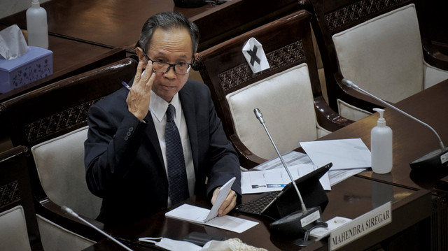 Wakil Menteri Luar Negeri Mahendra Siregar mengikuti uji kepatutan dan kelayakan Calon Ketua Dewan Komisioner OJK di Komisi XI DPR RI, Rabu (6/4/2022). Foto: Jamal Ramadhan/kumparan