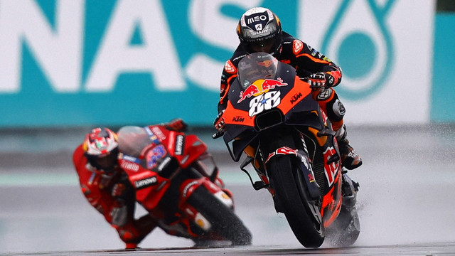 Pebalap Red Bull KTM Factory Racing Miguel Oliveira (kanan) saat balapan MotoGP di Sirkuit Mandalika, Minggu (20/3/2022).
 Foto: Willy Kurniawan/Reuters