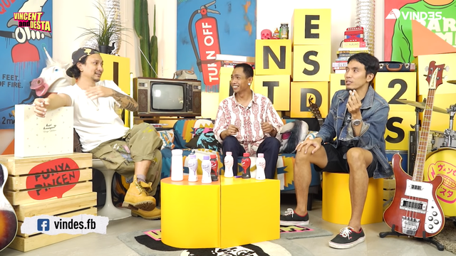Vokalis Fourtwnty, Ari Lesmana, saat berbincang dengan Vincent dan Desta. Foto: YouTube/Vindes