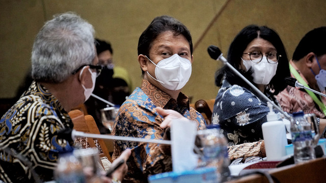 Menteri Kesehatan Budi Gunadi Sadikin mengikuti rapat kerja dan rapat dengar pendapat dengan Ketua Komite Penanganan COVID-19 dan Pemulihan Ekonomi Nasional (KPCPEN) di Komisi IX DPR RI, Jakarta, Rabu (23/3/2022). Foto: Jamal Ramadhan/kumparan