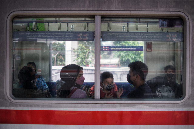 Penumpang KRL memadati Stasiun Tanah Abang, Jakarta Pusat, Rabu (9/3/2022). Foto: Jamal Ramadhan/kumparan
