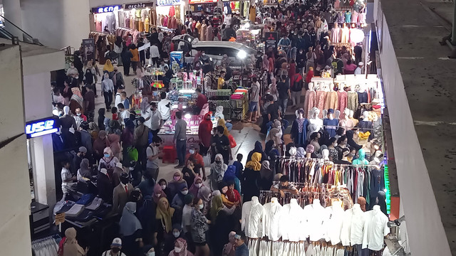 Situasi keramaian pengunjung Pasar Tanah Abang Jakarta, Minggu (17/4). Foto: Akbar Maulana/kumparan