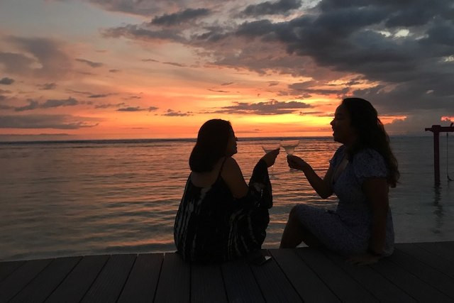 Dua turis sedang menikmati sunset di Gili Trawangan. Foto: Adhie Ichsan/kumparan