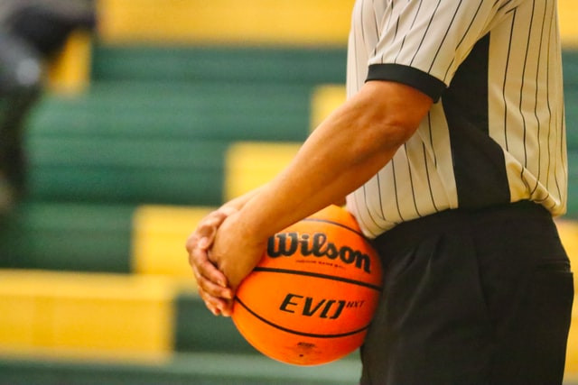 Keputusan Mutlak Bola Basket Ada di Tangan Wasit. (Foto: Unsplash/GeneGallin)