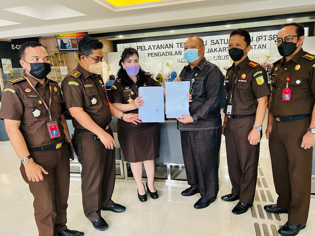 Kejaksaan serahkan memori kasasi 2 polisi penembak pengawal Habib Rizieq. Foto:  Dok Kejagung