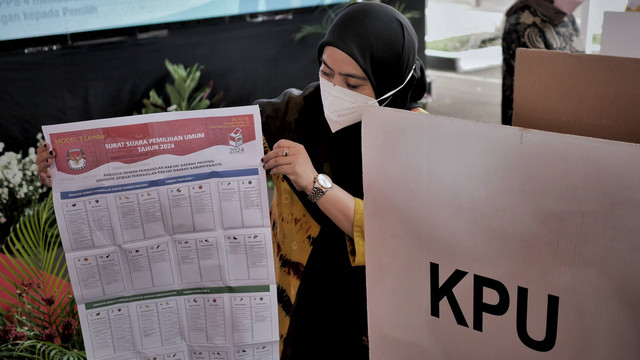 Simulasi pemungutan suara di halaman KPU RI, Jakarta, Selasa (22/3/2022). Foto: Jamal Ramadhan/kumparan
