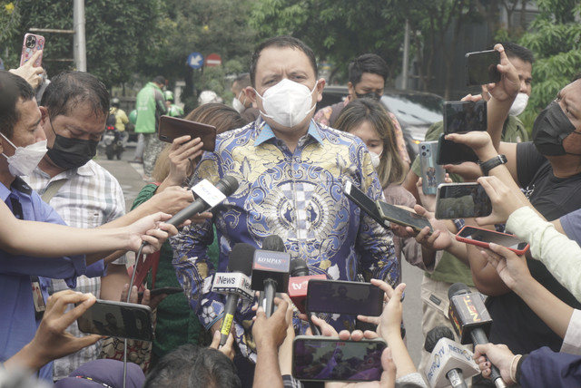 Kuasa hukum Ade Armando, Aulia Fahmi jawab pertanyaan wartawan mengenai kondisi terkini Ade Armando di RS Siloam Semanggi, Jakarta, Rabu (13/4). Foto: Iqbl Firdaus/kumparan