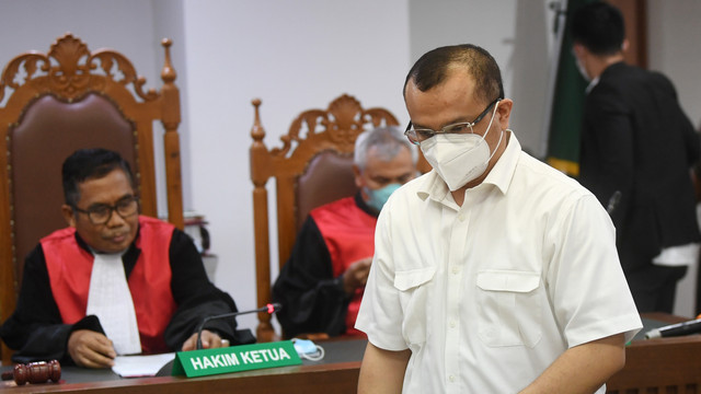 Terdakwa kasus dugaan penistaan agama Ferdinand Hutahaean berjalan meninggalkan ruang sidang seusai pembacaan vonis di PN Jakarta Pusat, Jakarta, Selasa (19/4/2022). Foto: Akbar Nugroho Gumay/ANTARA FOTO