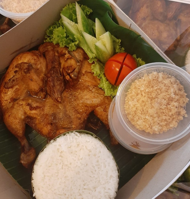 Foto diambil oleh bu Krisni, salah satu pemilik kedai warung pecel lele terkenal di Yogyakarta