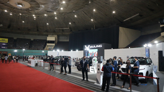 Booth Wuling di Gaikindo Jakarta Auto Week (JAW) 2022.  Foto: Ghulam Muhammad Nayazri / kumparanOTO