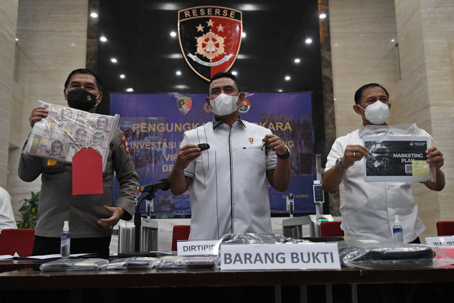 Direktur Tindak Pidana Ekonomi Khusus (Dirtipideksus) Bareskrim Polri Brigjen Pol Whisnu Hermawan (tengah) menunjukkan barang bukti  kepada wartawan terkait kasus penipuan investasi robot trading Viral Blast Global di Jakarta, Senin (21/2/2022). Foto: Aditya Pradana Putra/ANTARA FOTO