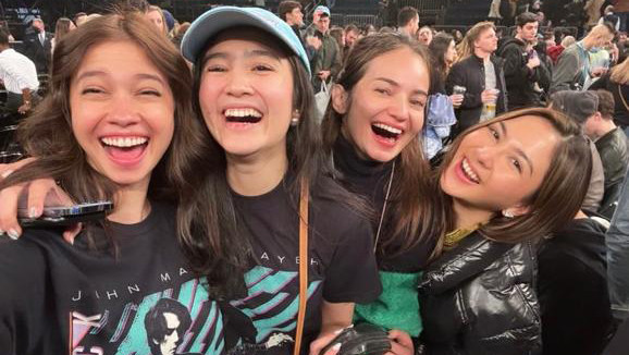 Tak sendirian, Enzy menonton konser tersebut bersama Jessica Mila hingga Yuki Kato. Foto: Instagram/@enzystoria