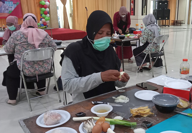 Mamik Agustina, penyintas TBC. Untuk bisa sembuh dari TBC, Mamik harus mengonsumsi 18 obat setiap harinya. Foto: Masruroh/Basra