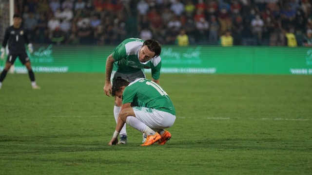 Egy Maulana Vikri terlihat kecewa dan berusaha dihibur oleh rekannya Marc Klok setelah kekalahan 0-3 dari Vietnam pada Jum'at Malam (6/5) Sumber Foto: Kumparan.com