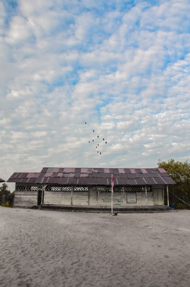 Ilustrasi sekolah yang dijadikan latar tempat novel Laskar Pelangi. Foto: unsplash.com/anggit_mr