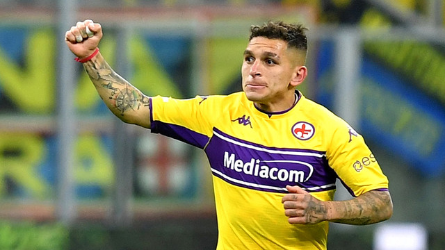 Pemain Fiorentina Lucas Torreira merayakan gol pertama mereka saat hadapi Inter Milan di San Siro, Milan, Italia, Sabtu (19/3/2022). Foto: Jennifer Lorenzini/REUTERS