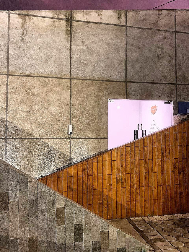 Pintu masuk utama Moore coffee and pastry Bandar Lampung, Rabu (6/4) | Foto : Sidik Aryono/Lampung Geh