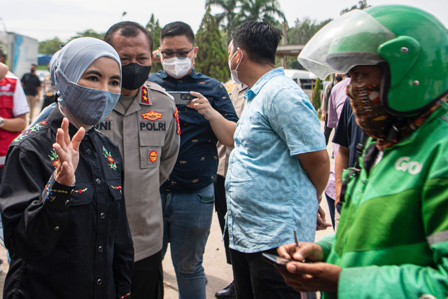 Direktur Utama PT Pertamina (Persero) Nicke Widyawati (kanan) berbincang dengan pengendara ojek daring saat melakukan sidak di SPBU by pass Soekarno Hatta Palembang, Sumatera Selatan, Minggu (3/4/2022). Foto: Nova Wahyudi/ANTARA FOTO
