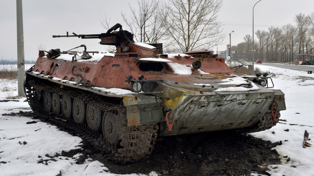 Sebuah kendaraan militer Rusia yang hancur terlihat di pinggir jalan di pinggiran Kharkiv, Ukraina, Sabtu (26/2/2022). Foto: SERGEY BOBOK/AFP