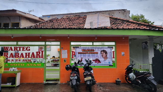 Tampak Luar Warteg Mamang Seonho yang berlokasi di Cikini, Jakarta Pusat. (Seonhohada Indonesia Project/Kuta)