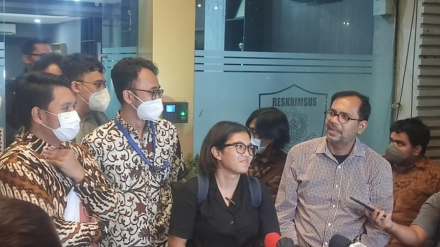 Haris Azhar dan Fatia Maulidiyanti usai menjalani pemeriksaan sebagai tersangka, Senin (21/3/2022). Foto: Jonathan Devin/kumparan
