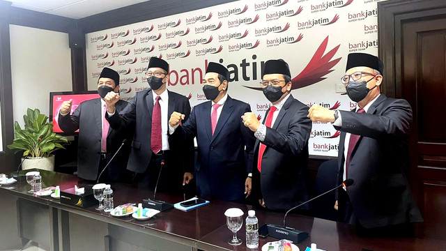 Suprajarto (Tengah) ditunjuk jadi Komisaris Utama Bank Jatim, berfoto bersama komisaris dan direksi lainnya usai RUPS Tahunan, Kamis (17/3/2022). Foto: Dok. Istimewa