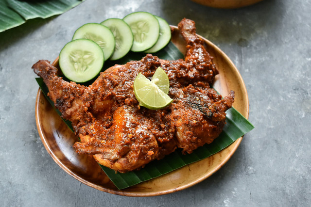 Kuliner khas Lombok Ayam Taliwang. Foto: RinaOkta/Shutterstock