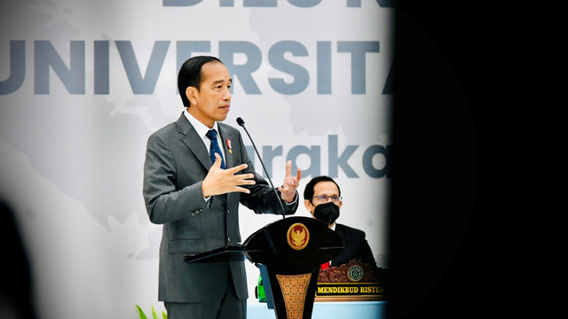 Presiden Joko Widodo menghadiri Sidang Terbuka Senat Akademik Dies Natalis ke-46 UNS, di Kota Surakarta, Jawa Tengah, Jumat (11/3/2022). Foto: Laily Rachev/Biro Pers Sekretariat Presiden