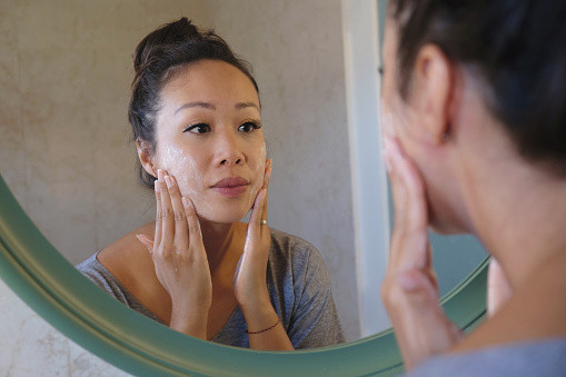 Rekomendasi Moisturizer untuk Kulit Berjerawat, Foto: Unsplash.