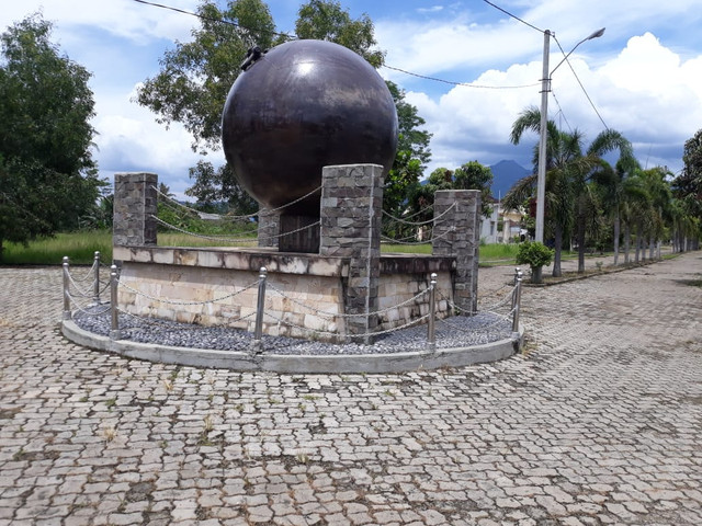 Sumber : Dokumentasi Pribadi (Tugu Bola Besi Peninggalan Sejarah Kolonisasi di Museum Transmigrasi Lampung)