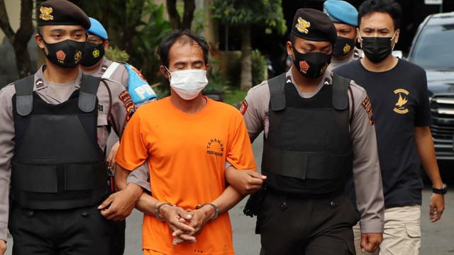 MB (41), pria yang bunuh dan membuang mayat kekasihnya ke Kali Bolong Magelang saat dihadirkan dalam jumpa pers di Mapolres Magelang, Rabu (9/3/2022).
 Foto: Humas Polres Magelang