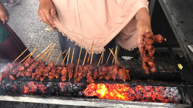 Sate rembiga khas Lombok. Foto: Adhie Ichsan/kumparan