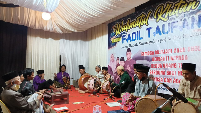 Kesenian Selawat Jawi di Desa Cingebul, Banyumas. Kredit foto : koleksi pribadi