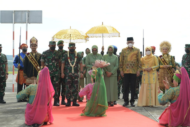 Penyambutan Jenderal Dudung di bandara Sultan Iskandar Muda, Aceh Besar. Foto: Humas Aceh