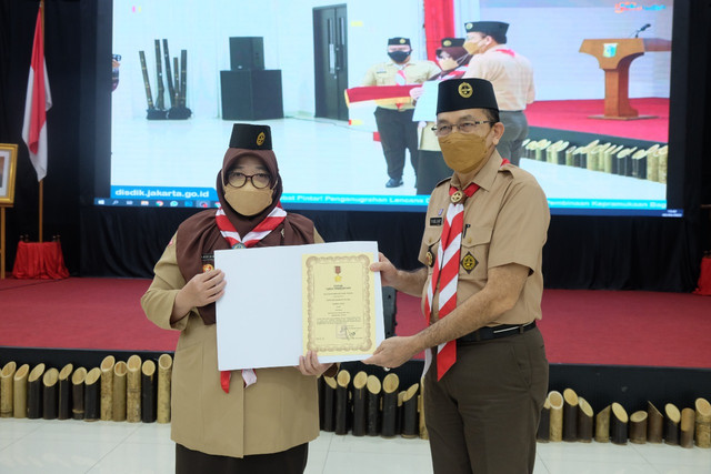Kak Nahdianan menerima lencana darma bakti dari Kwarnas