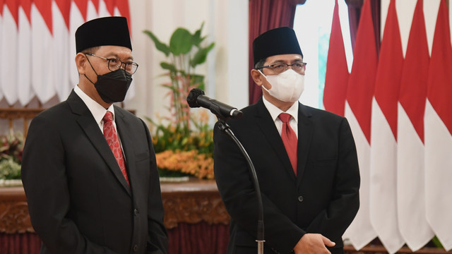 Kepala Otorita Ibu Kota Nusantara (IKN) Bambang Susantono (kiri) dan Wakil Kepala Dhony Rahajoe usai dilantik di Istana Negara, Jakarta, Kamis (10/3/2022). Foto: Rusman/Biro Pers Sekretariat Presiden