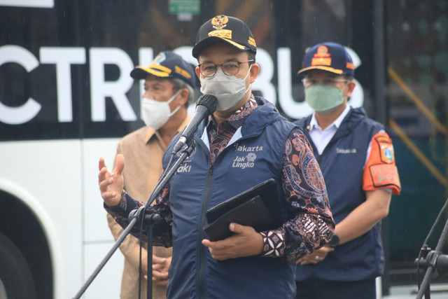 Gubernur Anies Baswedan saat peluncuran bus listrik Transjakarta di Plaza Monas, Jakarta Selasa (8/3). Foto: Dok. PPID Jakarta